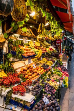 İSTANBUL, TURKEY - 18 Eylül 2022: İstanbul, Galata Mahallesi 'nde meyve tezgahı