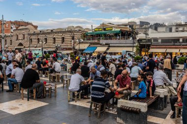 DİYARBAKIR, TURKEY - 24 Eylül 2022: Diyarbakır 'da Gazi Caddesi üzerindeki bir sokak kafesinde insanlar