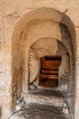 SANLIURFA, TÜRKEYE - 21 Eylül 2022: Şanlıurfa, Türkiye 'deki Kızılkoyun Roma Mezarının İçi