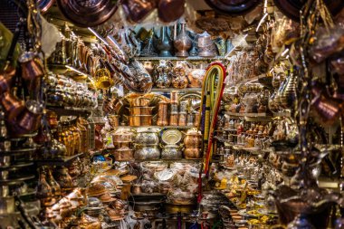 SANLIURFA, TÜRKEYE - 22 Eylül 2022: Şanlıurfa, Türkiye 'deki pazarda bakır fabrikası