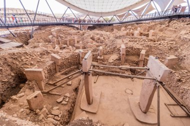 GOBEKLI TEPE, TURKEY - 22 Eylül 2022: Göbekli Tepe arkeoloji sahasının manzarası, Türkiye