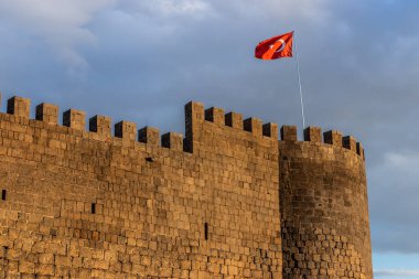 Türkiye 'nin Diyarbakır ilinin Keçi Kulesi surlarında Türk bayrağı