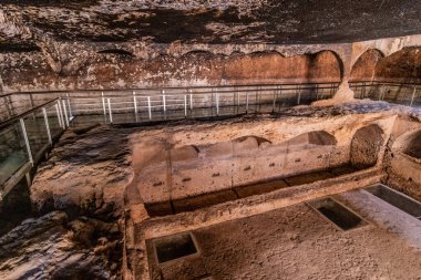 Mardin 'in Dara köyündeki antik mezarlar
