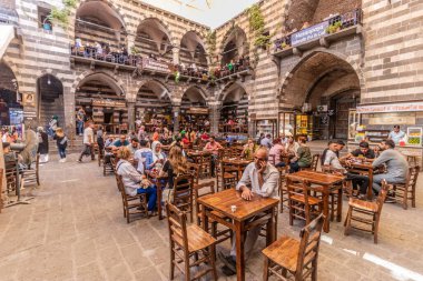 DİYARBAKIR, TURKEY - 25 Eylül 2022: Diyarbakır, Türkiye 'deki Hasan Paşa Hanı avlusu