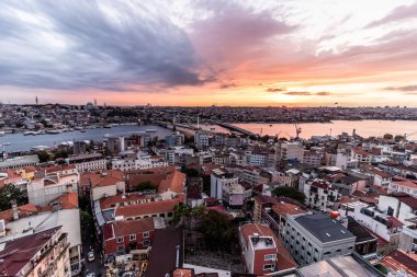 Türkiye 'nin İstanbul kentinde Haliç' in günbatımı hava manzarası