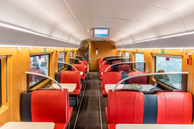 İSTANBUL, TURKEY - 20 Eylül 2022: Türkiye 'de yüksek hızlı bir trenin yemek vagonu