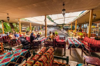 SANLIURFA, TURKEY - 22 Eylül 2022: Şanlıurfa 'daki Golbasi Parkı' ndaki bir çay evinde insanlar
