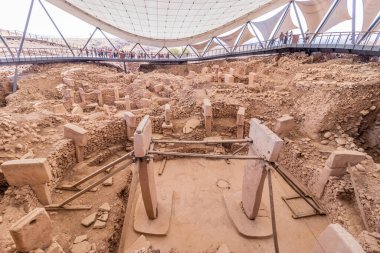 GOBEKLI TEPE, TURKEY - 22 Eylül 2022: Göbekli Tepe arkeoloji sahasının manzarası, Türkiye