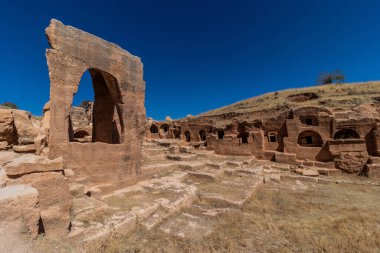 Mardin 'in Dara köyündeki antik mezarlar ve kaya kesimi yapılar