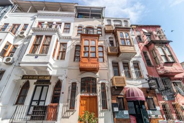 İSTANBUL, TURKEY - 18 Eylül 2022: Samsa Caddesi, Türkiye 'de İstanbul' un geleneksel evleri