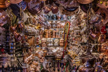 SANLIURFA, TÜRKEYE - 22 Eylül 2022: Şanlıurfa, Türkiye 'deki pazarda bakır fabrikası