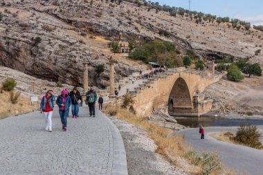 KAHTA, TURKEY - 24 Eylül 2022: Türkiye 'deki Severan (Cendere) Roma Köprüsünü Turistler Ziyaret Etti