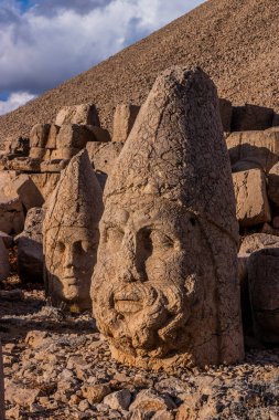 Türkiye 'nin Nemrut Dağı zirvesinde antik heykeller