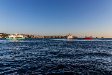 İstanbul, Türkiye 'deki Boğaz' da tekneler