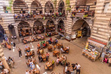DİYARBAKIR, TURKEY - 25 Eylül 2022: Diyarbakır, Türkiye 'deki Hasan Paşa Hanı avlusu