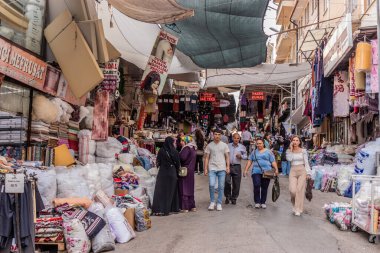 ANKARA, TURKEY - 20 Eylül 2022: Ankara, Türkiye 'nin merkezinde alışveriş caddesi