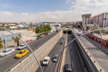 ANKARA, TURKEY - 20 Eylül 2022: Ankara tren istasyonu önündeki Celal Bayar Bulvarı, Türkiye