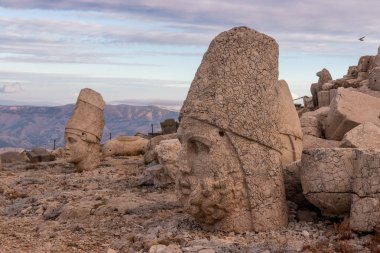 Türkiye 'nin Nemrut Dağı zirvesinde antik heykeller