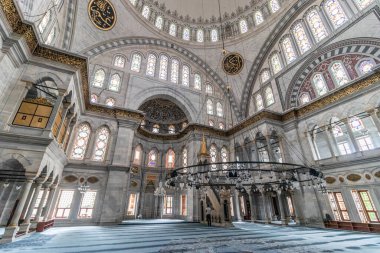 İSTANBUL, TURKEY - 18 Eylül 2022: İstanbul, Türkiye 'deki Nuruosmaniye Camii' nin İçi