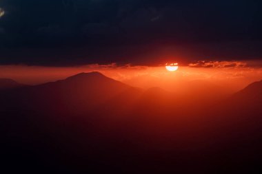 Türkiye 'nin Nemrut Dağı zirvesinden gün batımının görüntüsü