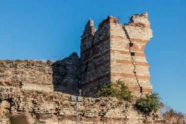 Türkiye 'nin İstanbul kentindeki Theodosian Toprak Duvarları' nın yıkılan kulesi