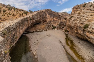 Türkiye 'de Severan (Cendere) Roma Köprüsü yakınlarındaki küçük kanyon