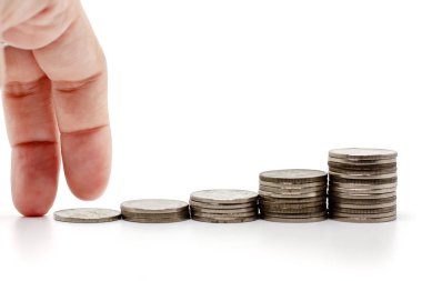 Hareketli parmak yatırım, işletme, finans ve büyüme kavramı için beyaz arka plan üzerinde paralar merdiven adım