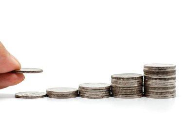 Para yatırım, işletme ve finans konsepti için beyaz arka plan üzerinde yığında bir sikke tasarruf el