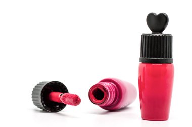 Güzellik ve kozmetik konsepti için beyaz zemin üzerine kırmızı ruj