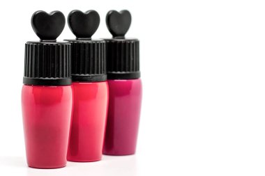 Güzellik ve kozmetik konsepti için beyaz zemin üzerine kırmızı ruj