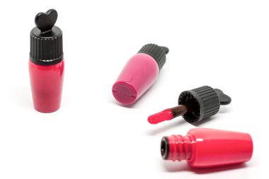 Güzellik ve kozmetik konsepti için beyaz zemin üzerine kırmızı ruj