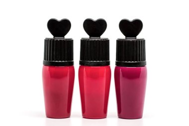 Güzellik ve kozmetik konsepti için beyaz zemin üzerine kırmızı ruj