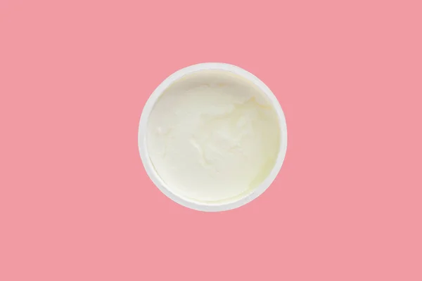天然酸奶粉红色粉彩色背景健康饮食概念 — 图库照片