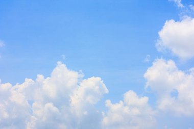 Yaz ve doğa konsepti için mavi gökyüzü arka planına karşı kabarık bulut