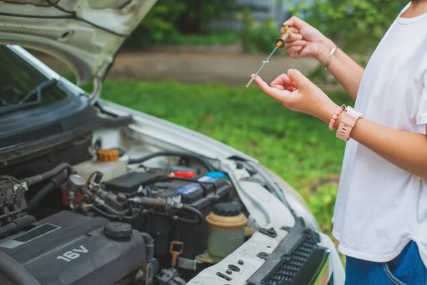 El kadın'ın kontrol otomobil motor yağı düzeyde yağ çubuğu ulaşım ve araç konsepti için