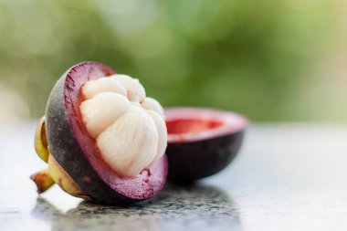 Yeşil arka plan bulanık mangosten meyve 