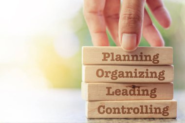 Planlama, organizasyon, önde gelen ve denetleme sözler, iş ve yönetim kavramı ile ahşap oyuncak koyarak el