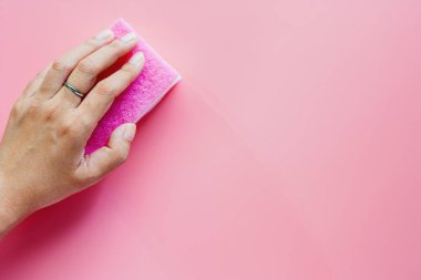 El bodur sünger ve temiz, pembe arka plan silme