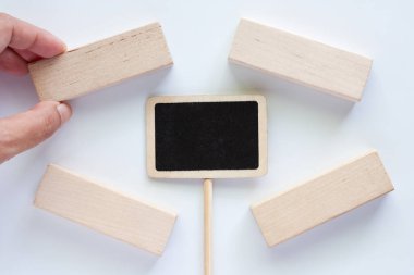 El malzeme çekme ahşap oyuncak beyaz zemin üzerine yazı tahtası etiket sopayla