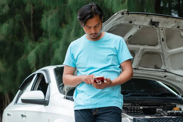 Stresset Asiatisk Mand Ved Hjælp Mobiltelefon Kalder Hjælp Mens Bilen - Stock-foto