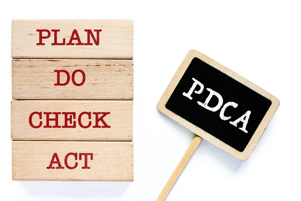 Beyaz arka planda, iş kavramı Pdca, Plan,, onay ve yasası hakkında kelimelerle Ahşap oyuncaklar 