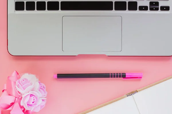 Computador Portátil Com Caneta Notebook Aberto Buquê Flores Sobre Fundo — Fotografia de Stock