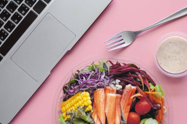 Taze salata sebze diyet ve kavram yeme heathy öğle yemeği için işyerinde bilgisayar dizüstü bilgisayar ile