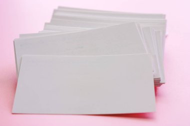 Seçici odak pembe bir arka plan üzerinde boş kartvizit