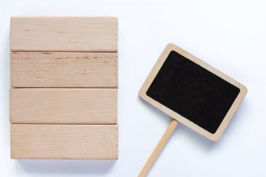Ahşap blok oyuncak beyaz zemin üzerine yazı tahtası etiket sopayla