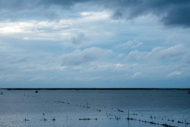 Bulutlu gökyüzü arka plan için deniz manzarası konsepti ile kıyı çevrenin görünümü