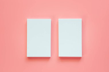 İki dikey pembe bir arka plan üzerinde boş kartvizit