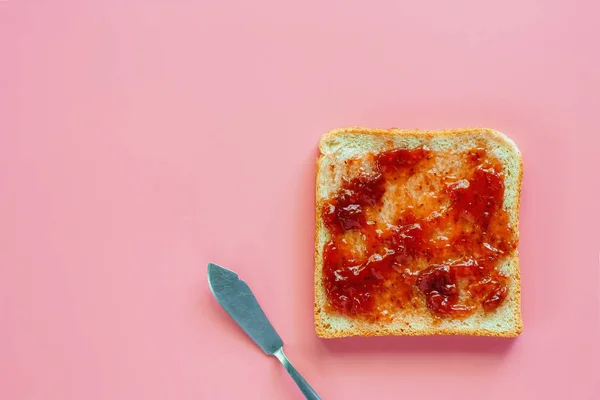 Scheiben Geschnittenes Feines Vollkornbrot Mit Erdbeeraufstrich Auf Rosa Hintergrund Für — Stockfoto