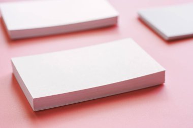 Seçici odak pembe bir arka plan üzerinde boş kartvizit