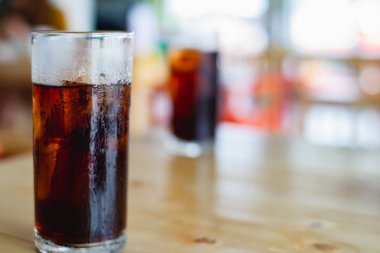 Alkolsüz içecek içecekler ve içecek konsepti için ahşap tablo